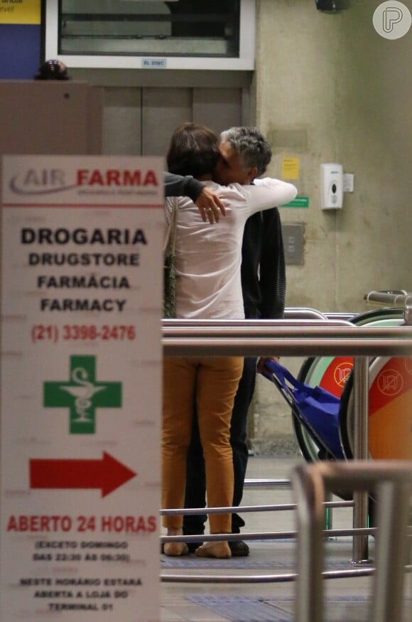 Julia Lemmertz e Inti Briones trocaram um abraço apaixonado após o diretor de fotografia desembarcar no aeroporto internacional do Rio de Janeiro