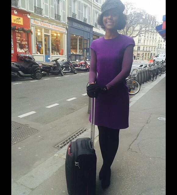 Maria Júlia Coutinho compartilhou uma foto em que aparece toda elegante pelas ruas de Paris, na França, para onde viajou para participar da Conferência do Clima da ONU (Organização das Nações Unidas). A jornalista recebeu vários elogios dos fãs nas redes sociais