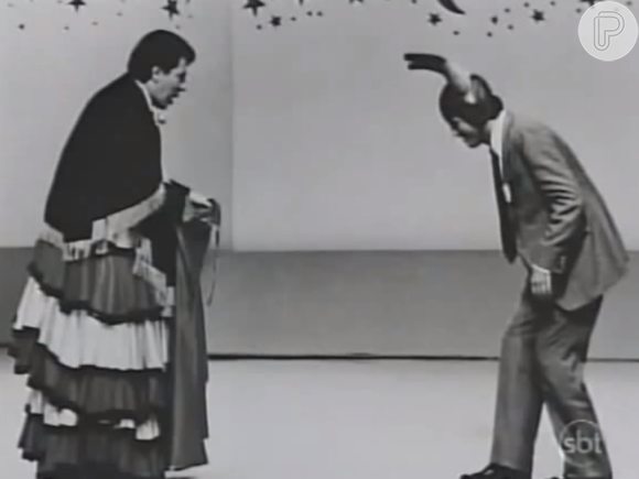 Silvio Santos brinca de toureiro no programa 'O Dia em que Você Nasceu', no final dos anos 1980
