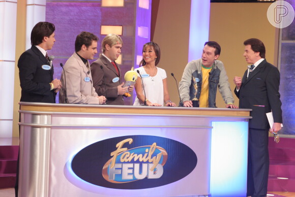 Silvio Santos recebeu o elenco do programa 'Pânico na TV!', ainda com Sabrina Sato, no 'Family Feud' (2005)