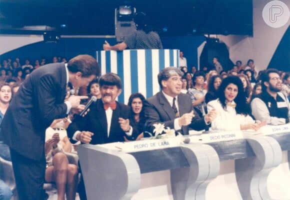 Silvio Santos ao lado dos jurados do 'Show de Calouros'