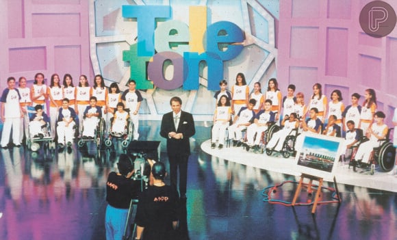 Silvio Santos passou a comandar o 'Teleton', em prol da AACD (Associação de Assistência à Criança Deficiente), em 1998