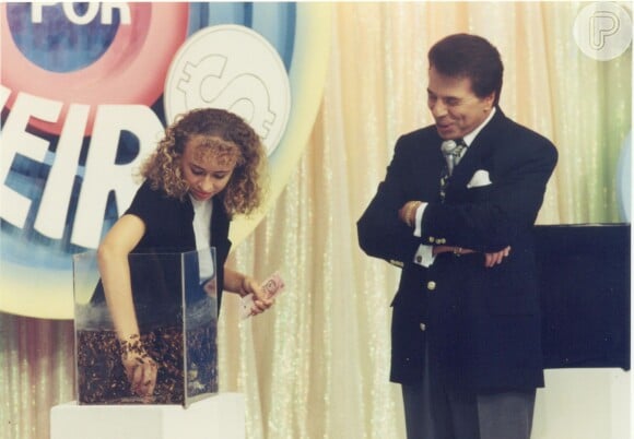 Silvio Santos brinca com participante do 'Topa Tudo por Dinheiro', lançado em 1991