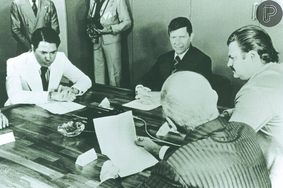 Silvio Santos na assinatura do contrato de concessão da TVS, canal 11 do Rio de Janeiro, em 1975
