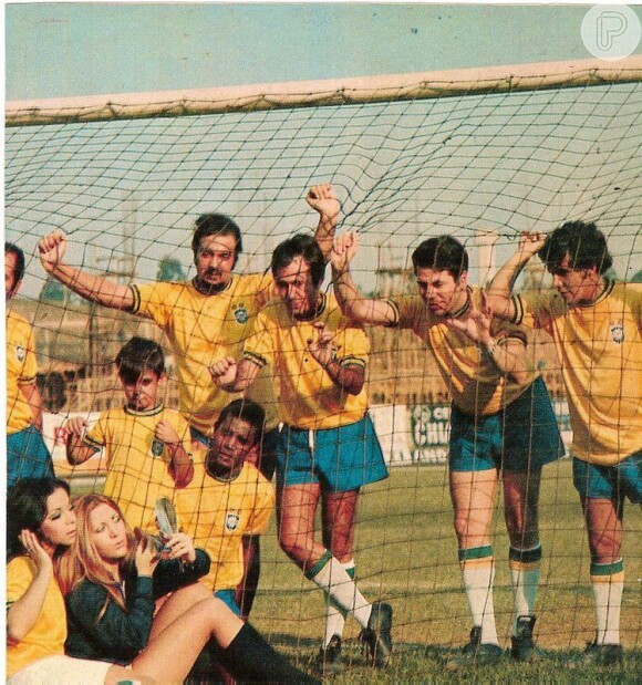 Silvio Santos ao lado de artistas como Moacyr Franco, Vanderlea e Jair Rodrigues, usando o uniforme da Seleção Brasileira
