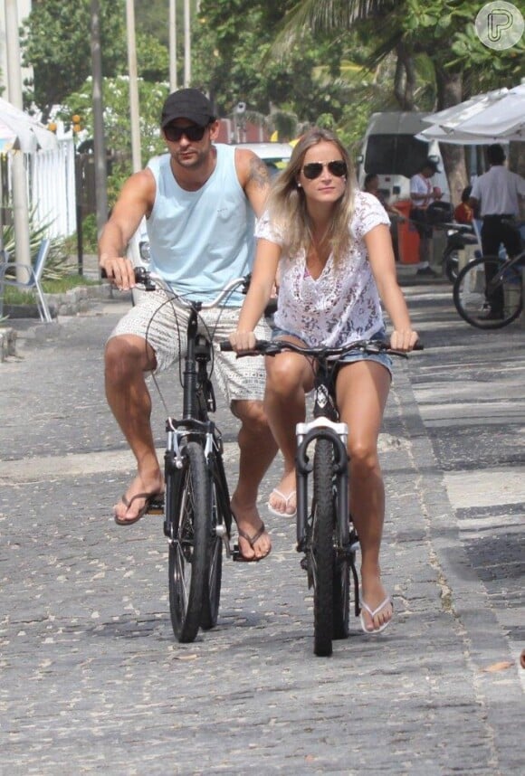O casal, junto desde setembro de 2013, mora no Rio de Janeiro, onde costuma pedalar e curtir um dia de praia