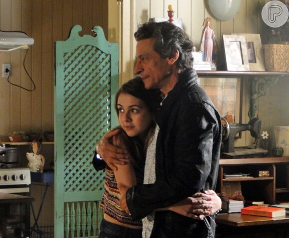 Rosa (Carolina Kasting) decide ajudar Bento (Luis Carlos Vasconcelos) por causa de Alice (Klara Castanho), sua filha com ele, na novela 'Além do Tempo'