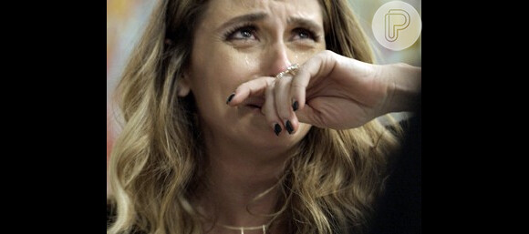 Atena (Giovanna Antonelli) se desespera e chora, sozinha na chuva, na novela 'A Regra do Jogo'