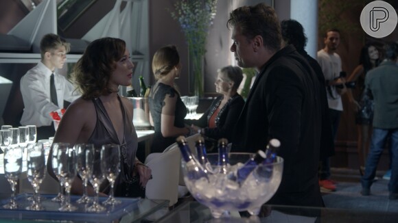 Lorena (Adriana Birolli) questiona Arthur se Carolina (Juliana Paes) e Germano (Humberto Martins) têm um relacionamento, na novela 'Totalmente Demais'