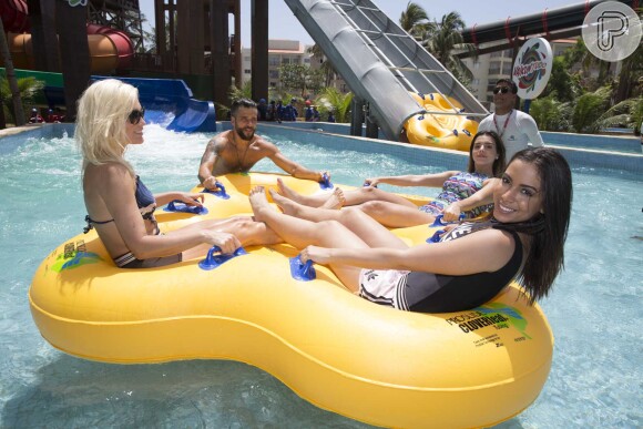 Anitta não colocou roupa de banho para brincar em atração de parque aquático, ao lado de Giovanna Lancellotti