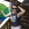 Anitta faz pose antes de se 'aventurar' em brinquedo de parque aquático