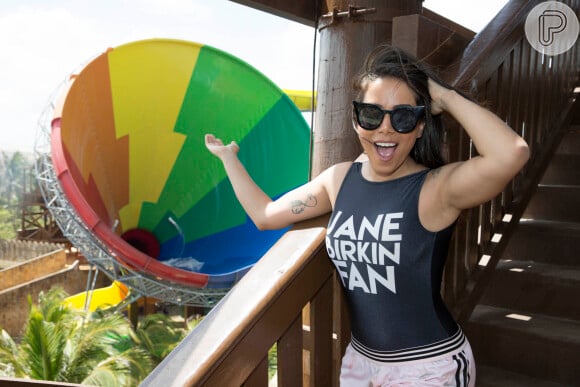 Anitta faz pose antes de se 'aventurar' em brinquedo de parque aquático