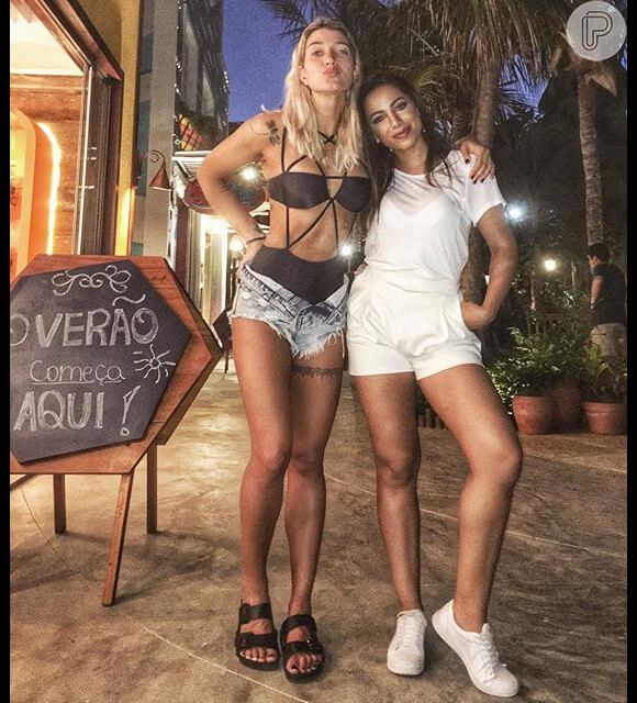 Gabriela Pugliesi e Anitta são amigas. 'Vem, miga', escreveu blogueira em encontro com a cantora nesta quarta, 2 de dezembro de 2015