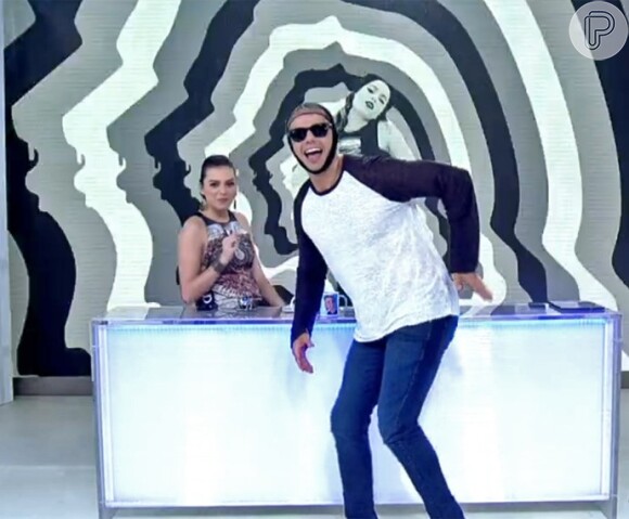 Otaviano Costa foi desafiado por Fátima Bernardes e fez a coreografia de "Bang" no "Vídeo Show"