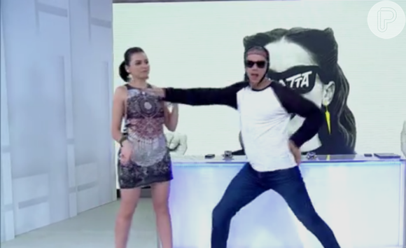 Otaviano Costa fez a coreografia de "Bang" no "Vídeo Show" e divertiu Monica Iozzi