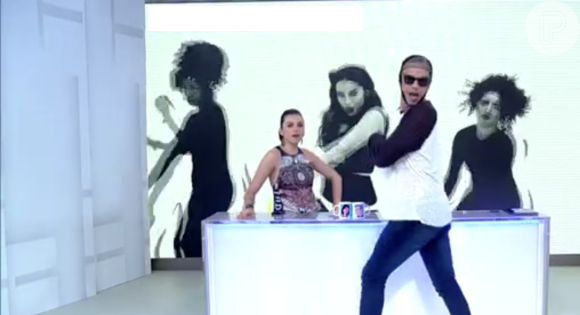 Otaviano Costa dançou a música no "Vídeo Show"