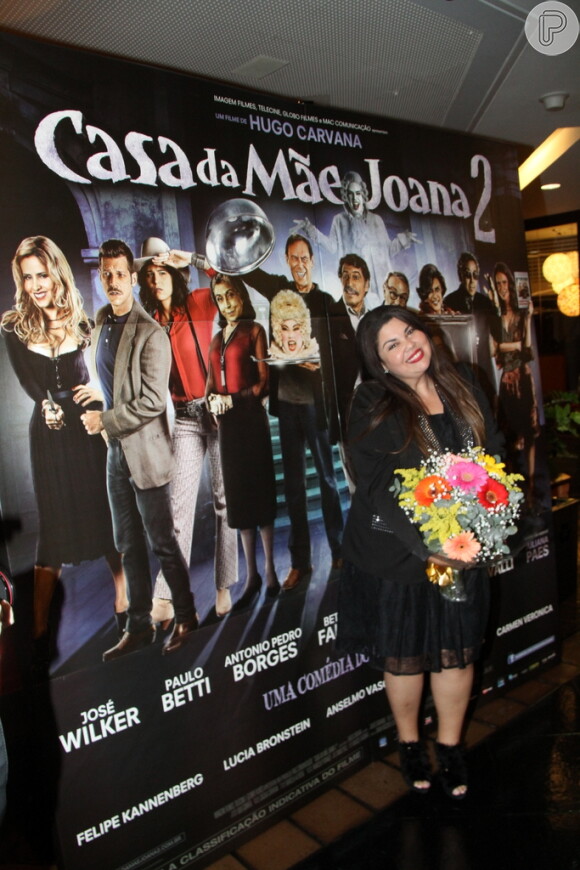 Fabiana Karla recebe flores na estreia do filme 'Casa da Mãe Joana 2'