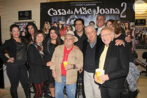 Fabiana Karla posa para foto com colegas na estreia do filme 'Casa da Mãe Joana 2', de Hugo Carvana