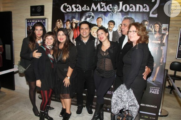 Fabiana Karla, a Perséfone de 'Amor à Vida', participou da estreia do filme 'Casa da Mãe Joana 2' e recebeu o carinho de colegas