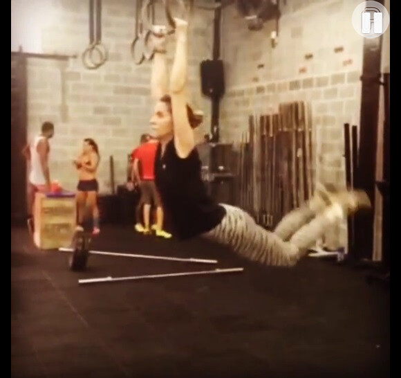 Giovanna Antonelli mostrou seu treino na aula de crossfit desta quinta, dia 3 de dezembro de 2015. Em vídeo postado no Instagram, a vilã Atena de 'A Regra do Jogo', aparece fazendo abdominais. 'Queima cerveja. Sofro', escreveu