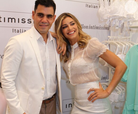 Grazi posou ao lado de Juliano Cazarré, que também esteve no lançamento da nova coleção de lingerie. O ator escolheu camisa e terno branco para prestigiar o evento de moda