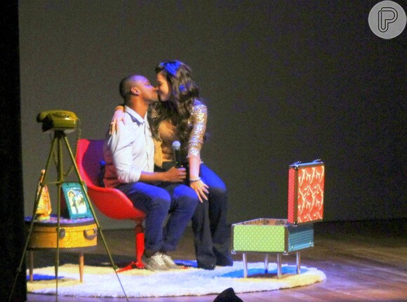 Fernanda Souza recebeu Thiaguinho e Rafael Zulu em sua peça, no Rio de Janeiro, nesta quinta-feira, 3 de dezembro de 2015. A atriz tascou um beijo no marido durante a apresentação