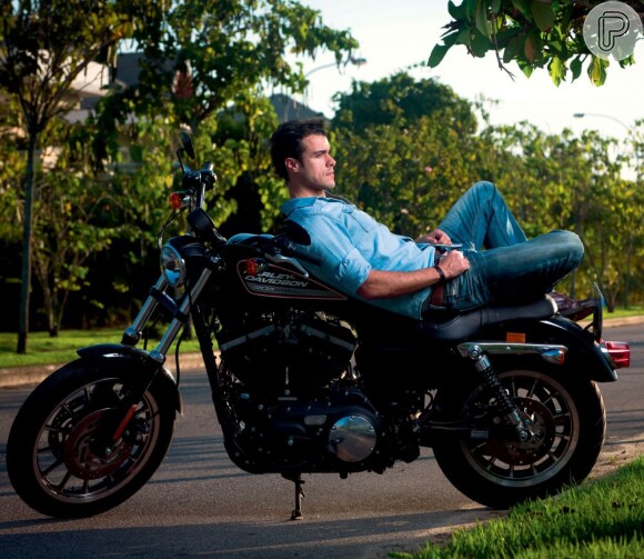 Joaquim Lopes é apaixonado por moto e diz que Paolla Oliveira gosta de andar com ele no veículo. O ator deu entrevista à revista 'Contigo!' de 20 de agosto de 2013