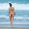 Recentemente, Isabeli Fontana mostrou sua boa forma de biquíni na praia