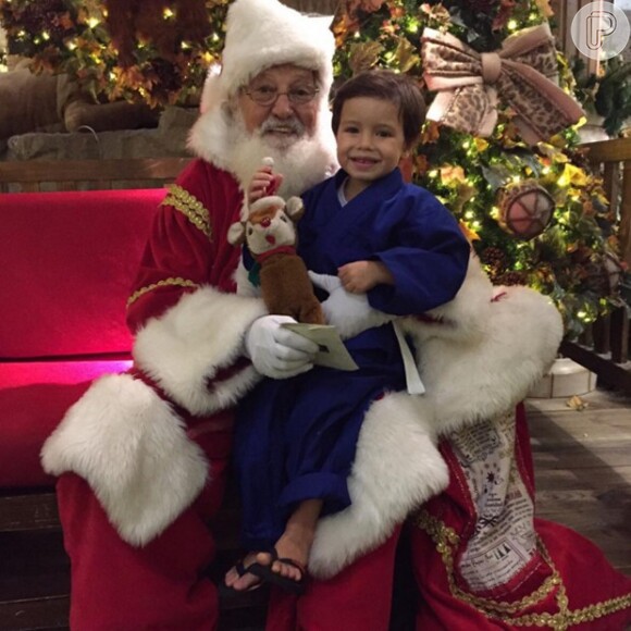 Dom, de 3 anos, tirou uma foto no colo de um Papai Noel e o pai coruja, o surfista Pedro Scooby, compartilhou a imagem em seu Instagram na manhã desta sexta-feira (4)