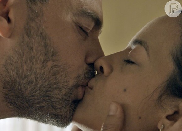 Domingas (Maeve Jinkings) beija César (Carmo Dalla Vecchia), agradecida por ele ter lhe salvdo do ex-marido, na novela 'A Regra do Jogo'