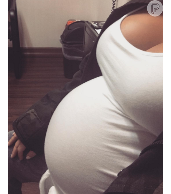 Kim Kardashian, aos 9 meses de gravidez, reclama que está muito gorda e cansada