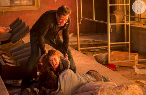 Eliza (Marina Ruy Barbosa) se desespera ao encontrar Jonatas (Felipe Simas) no cinema em chamas e Arthur (Fábio Assunção) ajuda a salvar o rival, na novela 'Totalmente Demais', em 5 de dezembro de 2015