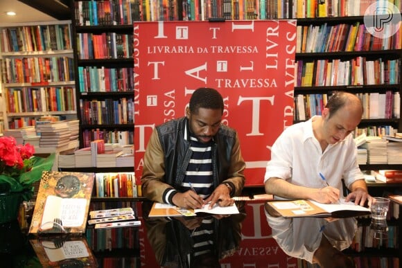 Lázaro Ramos autografa livros em evento