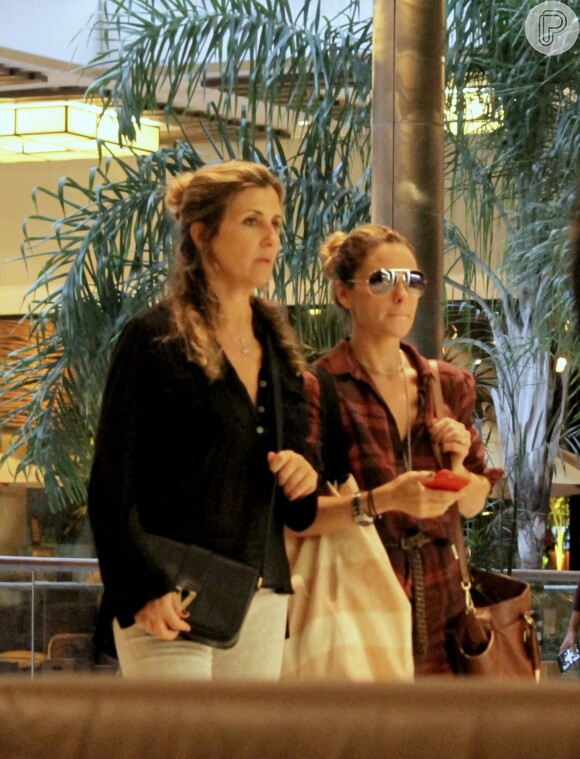 Giovanna Antonelli passeia no shopping ao lado de amiga