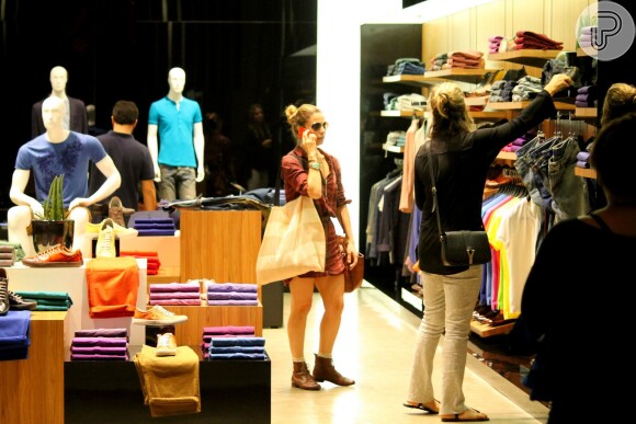 Giovanna Antonelli entra em loja com amiga em shopping no Rio