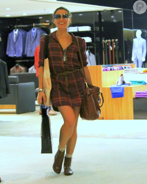 Giovanna Antonelli posa para paparazzo em shopping