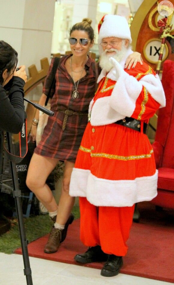 Giovanna Antonelli posa com Papai Noel