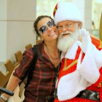 Giovanna Antonelli passeia em shopping e tira foto com Papai Noel, no Rio