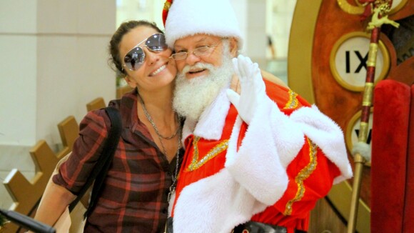 Giovanna Antonelli passeia em shopping e tira foto com Papai Noel, no Rio