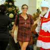 Giovanna Antonelli tira foto com Papai Noel em shopping no Rio