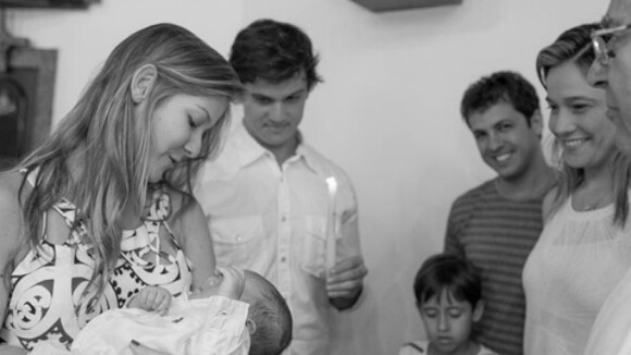 Fernanda Gentil batiza filho, Gabriel, de 3 meses: 'Pai, abençoe seu novo filho'