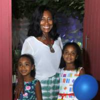 Gloria Maria comemora aniversário das filhas em casa de festas no Rio de Janeiro