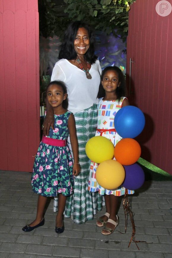 Gloria Maria festeja aniversário das filhas, Maria e Laura, em casa de festas na Barra da Tijuca, na Zona Oeste do Rio de Janeiro, em 6 de dezembro de 2015