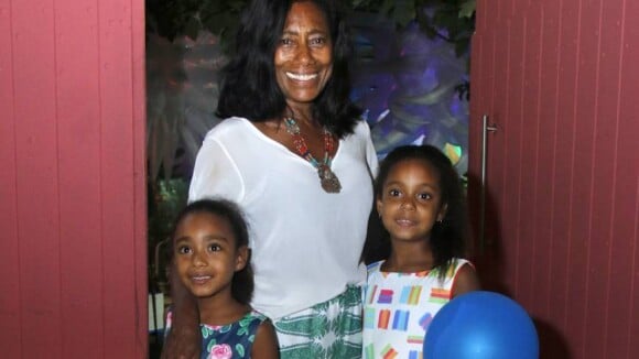 Gloria Maria comemora aniversário das filhas em casa de festas no Rio de Janeiro