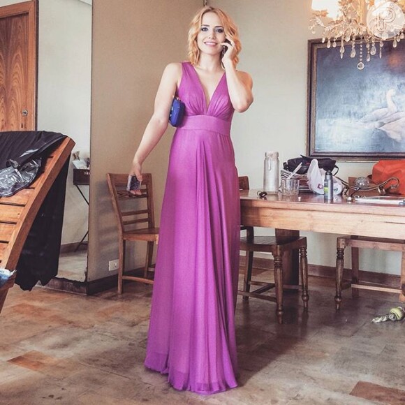 Letícia Colin escolheu o vestido em musseline de seda pura violeta da grife Carol Nasser para ir ao casamento de Sophie Charlotte e Daniel de Oliveira