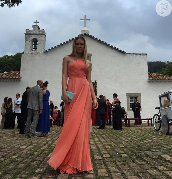 Também madrinha, Fiorella Mattheis apostou no vestido da Printing e bolsa Versace