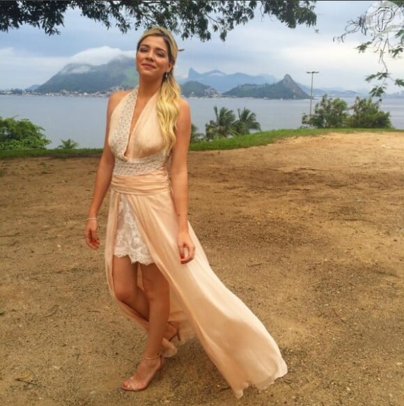 Luma Costa apostou em um vestido mullet, da grife mineira Vivaz, para o casamento de Sophie Charlotte e Daniel Oliveira