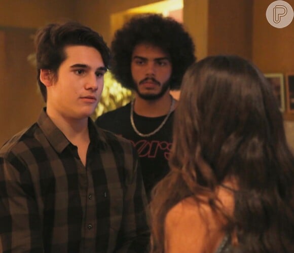 Pedro (Enzo Romani) flagra Rodrigo (Nicolas Prattes) muito próximo de Luciana (Marina Moschen), que resolve se afastar para evitar confusão