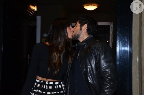 Suzana Gullo recebe beijo de seu marido, Marcos Mion