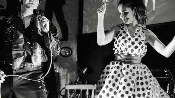 Paloma Bernardi entra no clima dos anos 60 em evento: 'Elvis não morreu!'